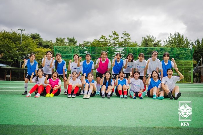 [서울=뉴시스]구산중학교에서 진행된 킥키타카 클리닉. (사진=대한축구협회 제공)