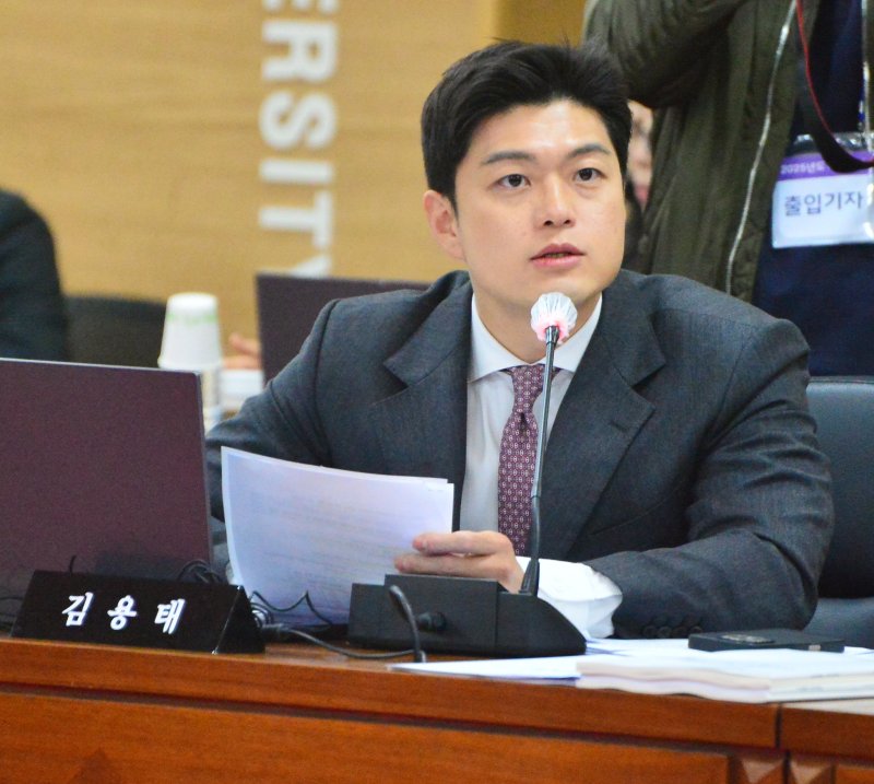 [청주=뉴시스] 서주영 기자 = 김용태 국민의힘 의원이 23일 충북대에서 열린 충북대, 충남대, 충북대병원, 충남대병원에 대한 국회 교육위원회 국정감사에서 질의하고 있다. 2025.10.23 ymchoi@newsis.com