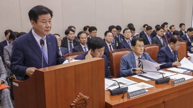 강석진 중소벤처기업진흥공단 이사장이 23일 국회 산업통상자원중소벤처기업위원회에서 열린 2025년도 국정감사에 출석해 기관 업무 보고를 하고 있다. 사진=연합뉴스