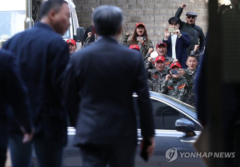 영장심사 마친 이종섭 향해 (출처=연합뉴스)