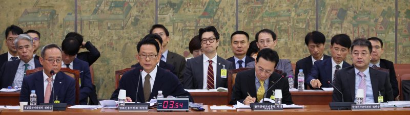 서태건(왼쪽부터) 게임물관리위원회 위원장, 한상준 영화진흥위원회 위원장, 유현석 한국콘텐츠진흥원장 직무대리, 강석원 한국저작권위원회 위원장이 23일 서울 여의도 국회에서 열린 문화체육관광위원회 국정감사에 출석해 있다. 뉴시스