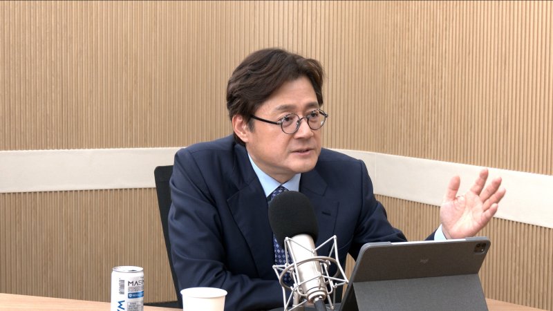 홍익표 전 더불어민주당 원내대표가 23일 뉴스1TV '팩트앤뷰'에 출연해 질문에 답하고 있다.