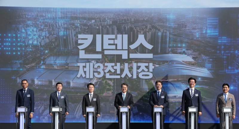 [고양=뉴시스] 김진아 기자 = 23일 경기 고양시 킨텍스에서 열린 '킨텍스 제3전시장 착공식'에서 주요 내빈들이 착공 퍼포먼스를 하고 있다. 왼쪽부터 두번째부터 이희상 KOTRA 부사장, 박종원 산업통상부 통상차관보, 김동연 경기도지사, 이동환 고양특례시장. 킨텍스 제3전시장 사업은 1998년 수립된 '수도권 종합전시장 건립계획'의 마지막 단계로, 총 사업비 6727억원이 투입된다. 오는 2028년 완공 시에는 1·2전시장과 합쳐 총 전시면적 17만㎡를 확보하게 된다. 이를 통해 대형 글로벌 전시회를 개최할 수 있는 전시장 인프라