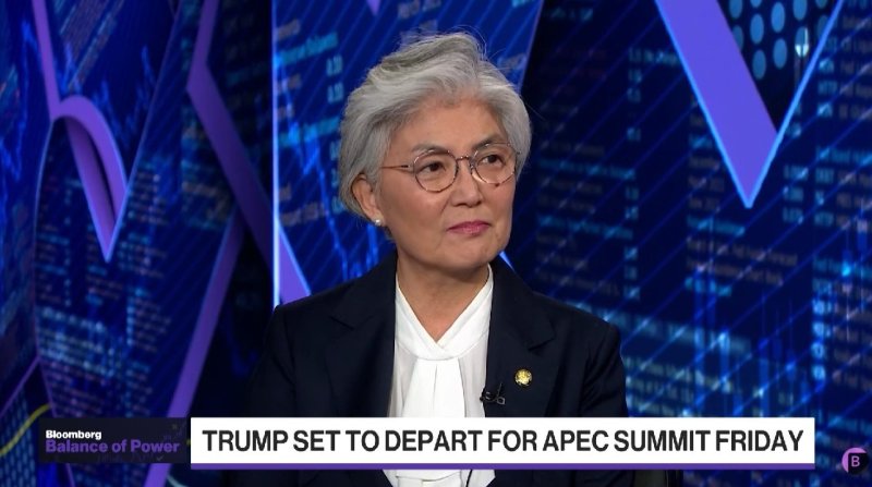 강경화 주미한국대사가 22일(현지시간) 블룸버그TV에 출연해 내주 한국 경주에서 열리는 아시아태평양경제협력체(APEC) 정상회의 기간 열리는 한미 정상회담을 비롯해, 한미 간 현안에 대한 견해를 밝히고 있다. (블룸버그TV 캡처, 재판매 및 DB금지) 2025.10.22 ⓒ News1 류정민 특파원