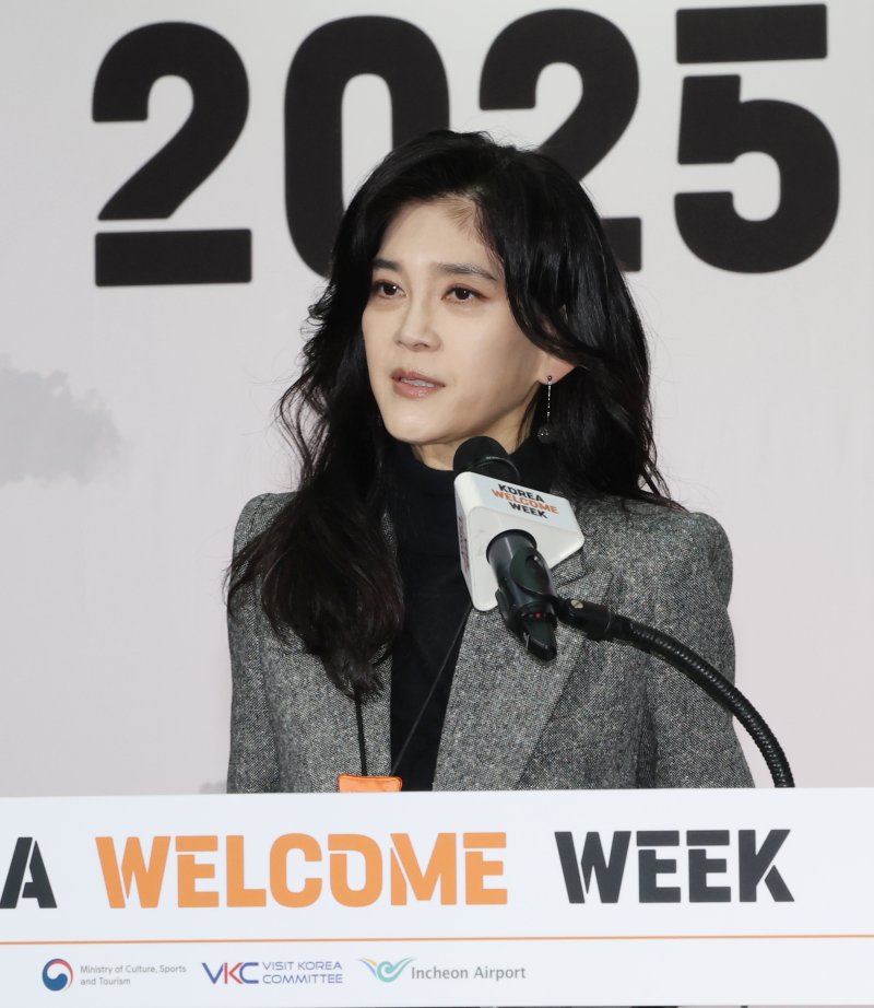 인사말 하는 이부진 위원장 (영종도=연합뉴스) 이진욱 기자 = 23일 인천국제공항 제1여객터미널 밀레니엄홀에서 열린 2025 환영주간 개막행사에서 이부진 한국방문의해위원회 위원장이 인사말을 하고 있다. 2025.10.23 cityboy@yna.co.kr (끝) /사진=연합 지면화상