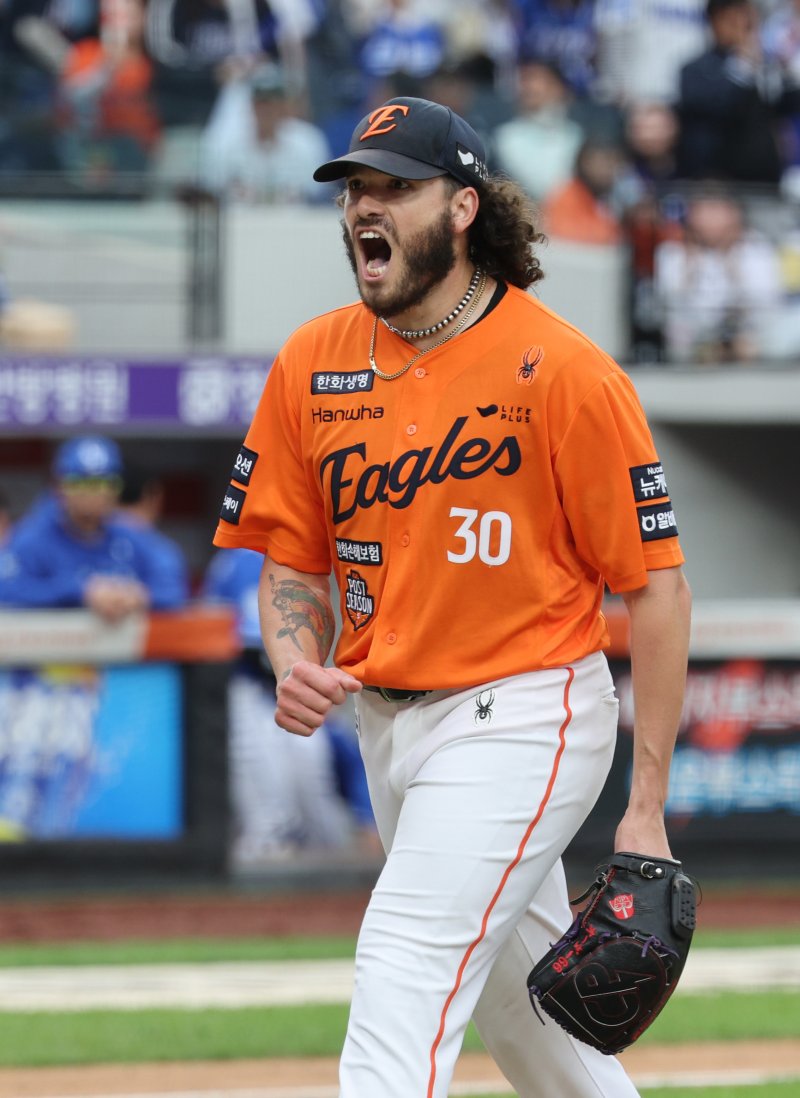 [대전=뉴시스] 김진아 기자 = 18일 대전 중구 한화생명볼파크에서 열린 2025 KBO 포스트시즌 플레이오프 1차전 삼성 라이온즈와 한화 이글스의 경기, 5회초 2사 한화 폰세가 삼성 디아즈를 파울플라이로 아웃시키고 더그아웃으로 들어오며 포효하고 있다. 2025.10.18. bluesoda@newsis.com