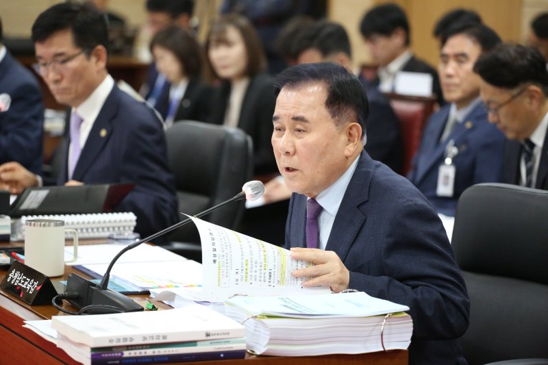 [충남=뉴시스] 송승화 기자 = 23일 충북대학교에서 열린 국회 교육위원회 국정감사에서 김지철 충청남도 교육감이 질문에 답변하고 있다. 2025.10.23. ssong1007@newsis.com *재판매 및 DB 금지