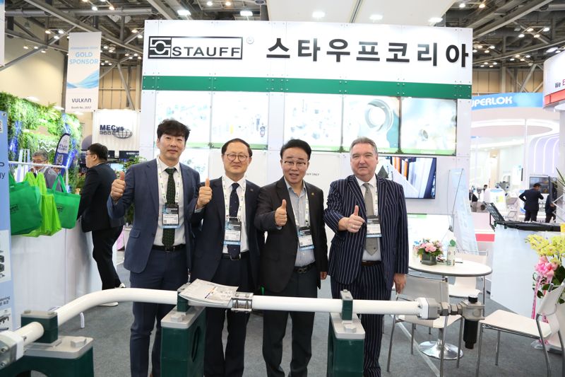 23일 부산 벡스코에서 열리고 있는 '제24회 국제조선 및 해양산업전'에서 부산진해경제자유구역청 박성호 청장(왼쪽 세번째)이 입주기업인 스타우프코리아 홍보부스를 찾아 회사 관계자들과 기념촬영을 하고 있다. 부산진해경제자유구역청 제공