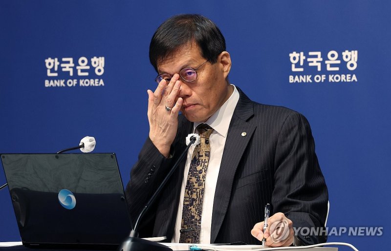 안경 고쳐 쓰는 이창용 한은 총재 (출처=연합뉴스)