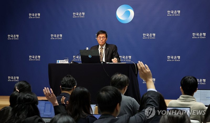 질문 듣는 이창용 한은 총재 (출처=연합뉴스)