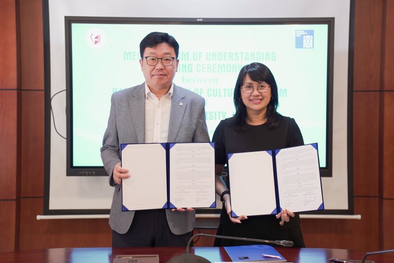 김춘성 조선대 총장이 베트남 현지 방문을 통해 문화대학교와 공동 교육과정 등을 위한 업무 협약을 맺고 있다.(조선대 제공. 재배포 및 DB 금지)