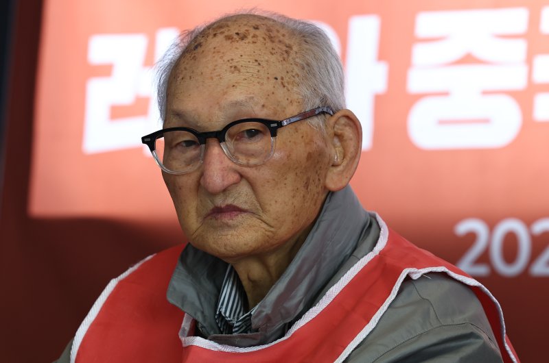 [서울=뉴시스] 최진석 기자 = 전쟁포로인 비전향장기수 안학섭 씨가 16일 서울 종로구 누구나에서 열린 기자간담회에서 러시아 중국 경유 송환 입장발표 후 생각에 잠겨 있다. 2025.10.16. myjs@newsis.com