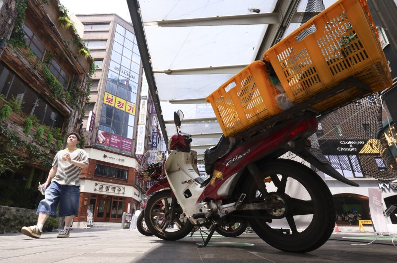 [서울=뉴시스] 김근수 기자 = 서울 시내의 한 가게 앞에 배달 오토바이가 주차돼 있다. 2025.06.09. ks@newsis.com