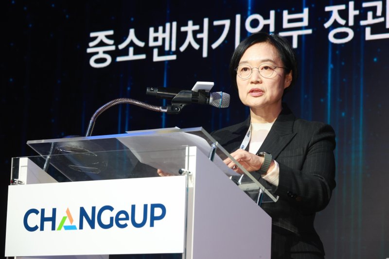 [서울=뉴시스] 한성숙 중소벤처기업부 장관이 지난 22일 경북 포항 체인지업그라운드에서 열린 '경북-포스코 혁신성장 벤처펀드 결성식'에서 축사를 하고 있다. (사진=중소벤처기업부 제공) 2025.10.23. photo@newsis.com *재판매 및 DB 금지