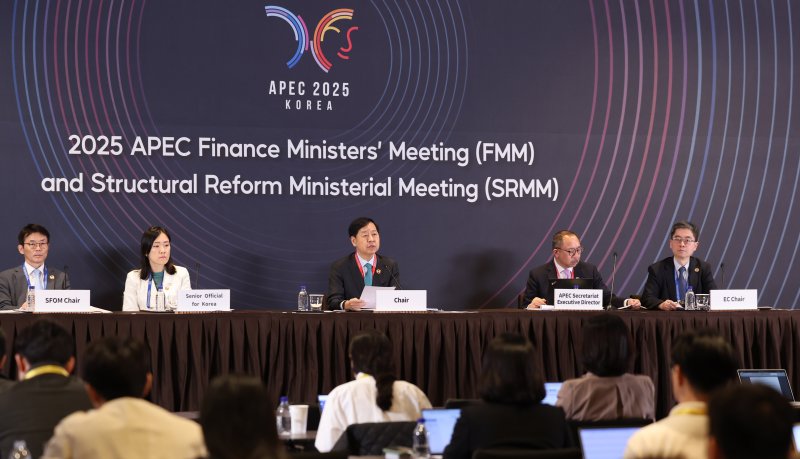 [인천=뉴시스] 전진환 기자 = 구윤철 경제부총리 겸 기획재정부장관이 23일 오전 인천 중구 인스파이어 엔터테인먼트 리조트에서 열린 APEC 재무,구조개혁장관회의 합동 기자회견에서 발언하고 있다. 왼쪽부터 윤정인 기재부 APEC 재무.구조개혁장관회의 추진단장, 이지윤 외교부 국장, 구 부총리, 에르아르도 페드로사 APEC 사무총장, 제임스 딩 APEC 경제위원회(EC) 의장. 2025.10.23. amin2@newsis.com