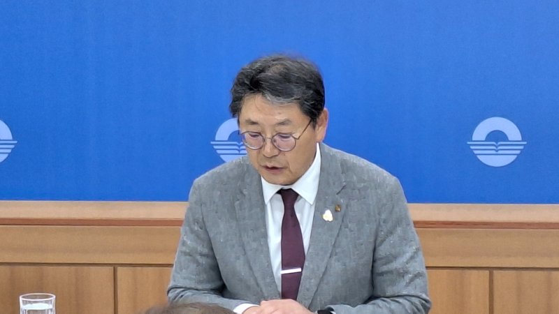 [김해=뉴시스]김상우기자=홍태용 김해시장은 23일 황새 폐사 관련한 브리핑에서 "화포천습지 과학관 개관 행사 중 황새 방사 과정에서 수컷 한 마리가 폐사하는 일이 발생해 매우 유감스럽게 생각한다"고 밝혔다. 2025.10.23. photo@newsis.com