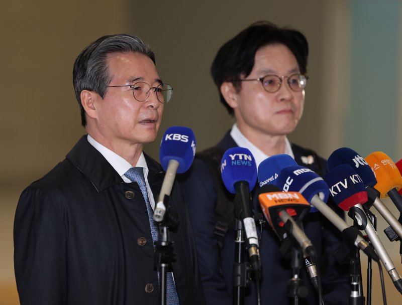 [인천공항=뉴시스] 배훈식 기자 = 김용범 대통령비서실 정책실장이 22일 오전 인천국제공항에서 한미 관세협상 후속 협의를 위해 미국으로 출국하기 전 취재진의 질문에 답하고 있다. 오른쪽은 김정관 산업통상부 장관. 2025.10.22. dahora83@newsis.com