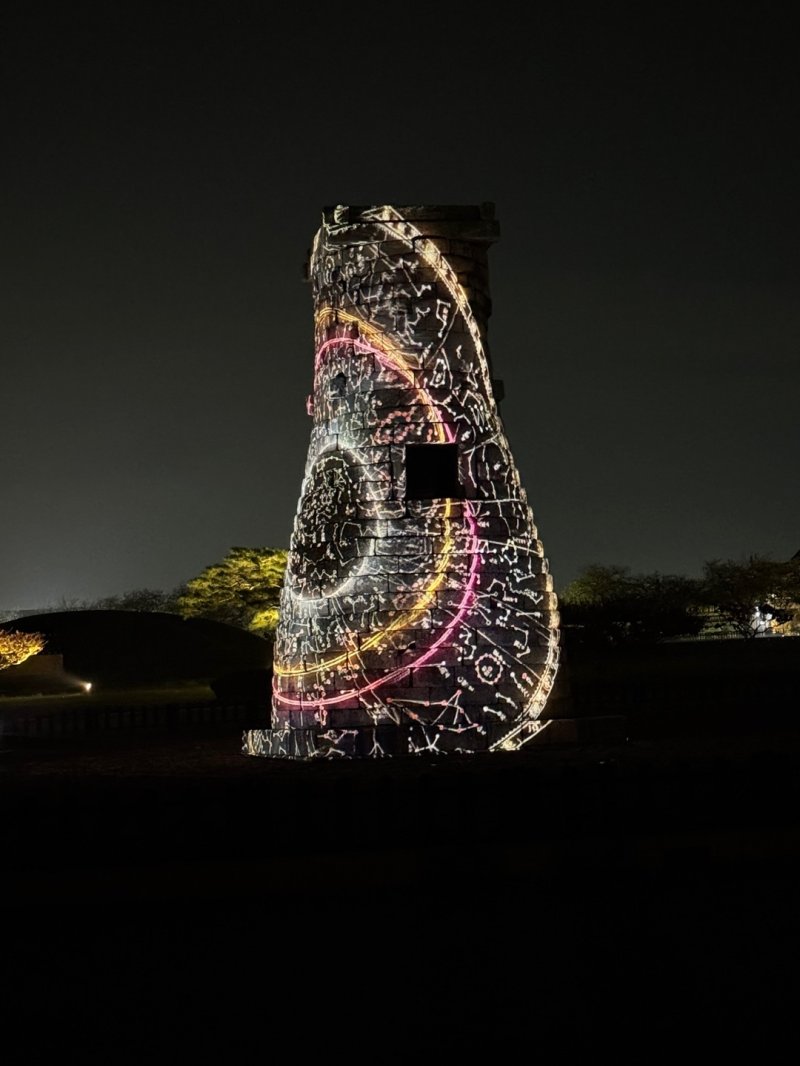 경북 경주시가 지난 21일 첫 공연 때 설비 이상으로 중단한 '첨성대 미디어 아트 쇼'를 22일부터 재개했다. (독자 제공, 재판매 및 DB금지) 202510.23/뉴스1