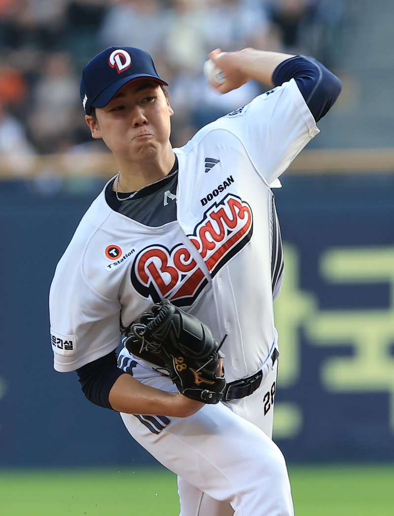 두산 선발 최승용이 24일 오후 서울 송파구 잠실야구장에서 열린 프로야구 '2025 신한 SOL뱅크 KBO 리그' 한화 이글스와 두산 베어스의 경기에서 역투하고 있다. 2025.7.24/뉴스1 ⓒ News1 박정호 기자