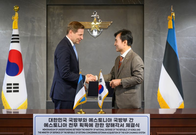 안규백 국방부 장관과 한노 페브쿠르 에스토니아 국방장관이 23일 서울 용산구 국방부에서 천무 획득에 관한 양해각서에 서명, 악수하고 있다. 국방부 제공