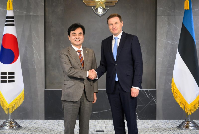 안규백 국방부 장관이 23일 서울 용산구 국방부에서 한노 페브쿠르 에스토니아 국방장관과 회담에 앞서 기념촬영 하고 있다. 국방부 제공