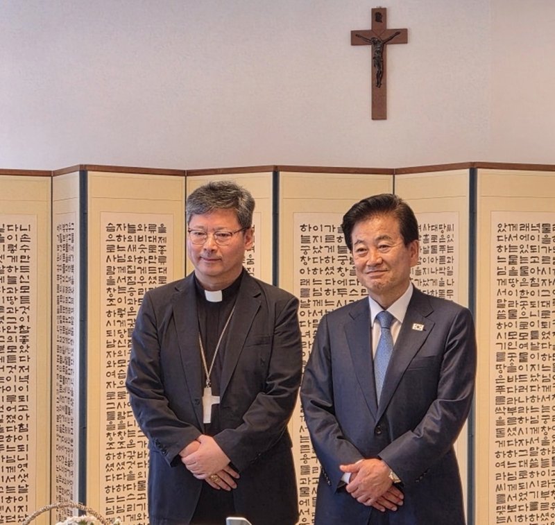 정동영 통일부 장관, 정순택 대주교 예방 (출처=연합뉴스)