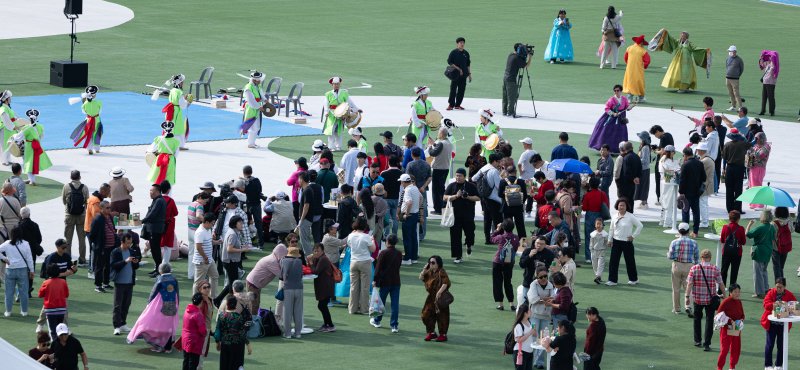 중국 단체관광객의 무비자 입국이 시작된 29일 크루즈를 타고 방한한 중국인 관광객들이 인천 중구 인천항 내항 1·8부두에서 환영 행사를 즐기고 있다. 정부는 9월 29일부터 내년 6월 30일까지 중국인 단체관광객의 무비자 입국을 허용하기로 했다. 이 기간 중국인 단체관광객들은 15일 범위 내에서 무비자로 입국해 관광할 수 있다. 2025.9.29/뉴스1 ⓒ News1 유승관 기자