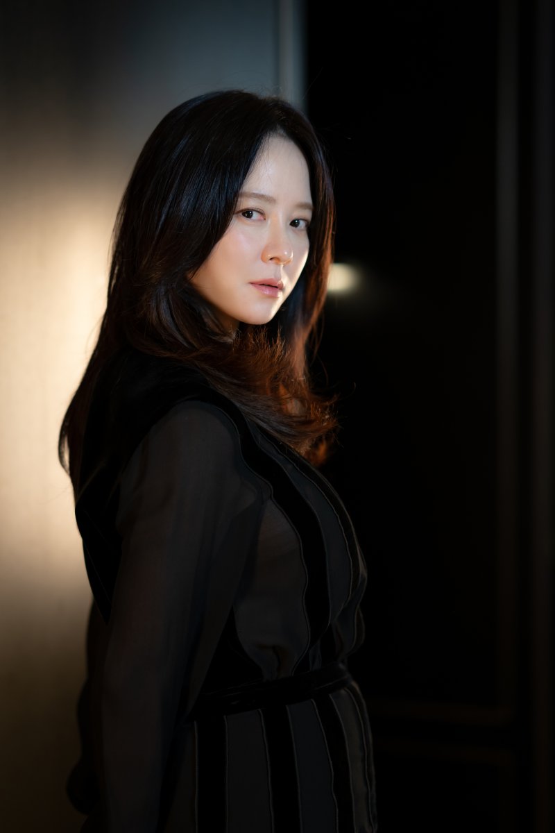 송지효 "돋보기안경 쓰고 연기하다 시력 잃는줄…후회했다" [N인터뷰]