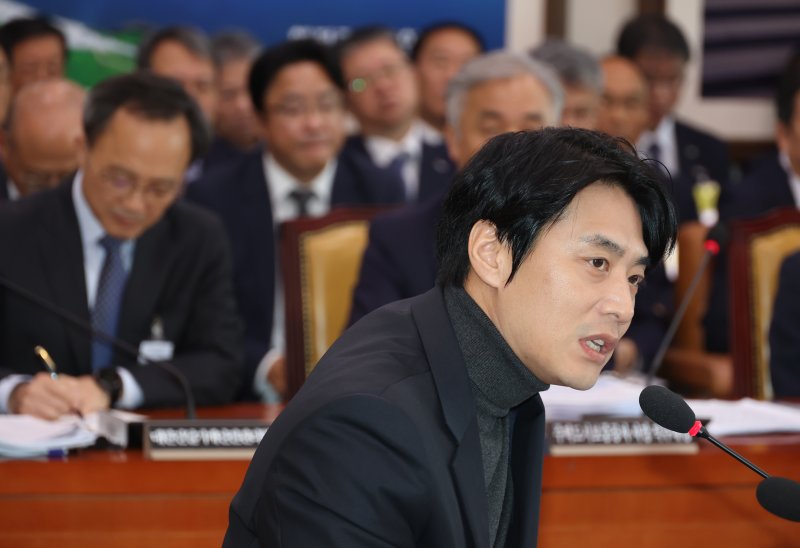 한준호 더불어민주당 의원이 23일 서울 여의도 국회에서 열린 국토교통위원회의 한국부동산원 등 국정감사에서 의사진행 발언을 하고 있다. 뉴시스