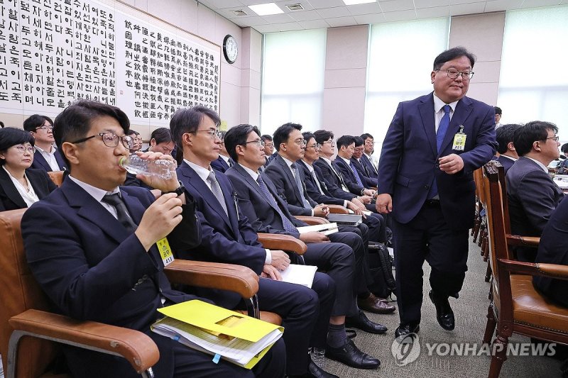 문지석 검사 앞 지나는 엄희준 검사 (출처=연합뉴스)