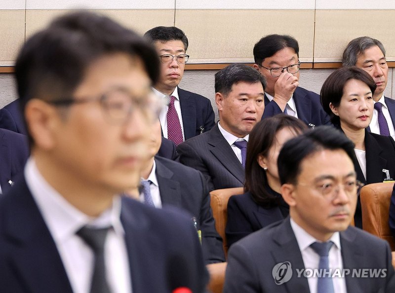 문지석 검사 답변 듣는 엄희준 검사 (출처=연합뉴스)