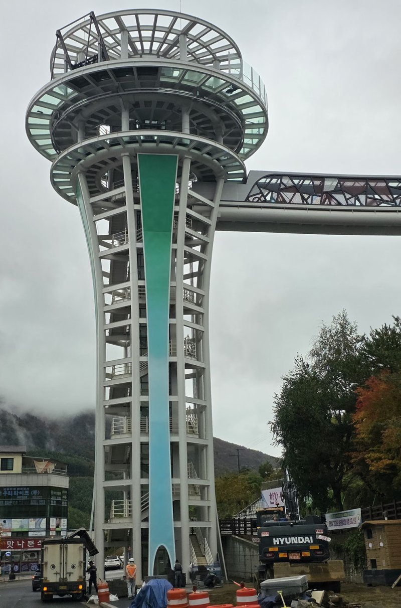 5차례 연장 끝에 이달 말 완공 예정이던 태백힐링시티타워 공사가 빨라야 11월 15일로 지연되면서 시민들의 우려와 불만이 고조되고 있다. 23일 막바지 공사가 한창인 태백시 황지동 힐링시티타워 전경.(사진=뉴시스) *재판매 및 DB 금지