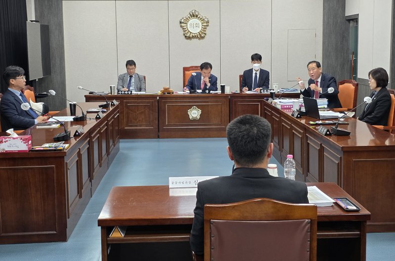 23일 태백시의회(의장 고재창)는 위원회실에서 공공사업과 및 건설국 관계자를 불러 태백힐링시티타워 공사 지연과 행정 불통 문제를 따지고 있다. (사진=뉴시스) *재판매 및 DB 금지