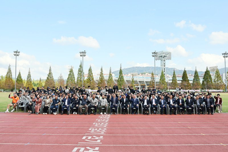 [창원=뉴시스] 강경국 기자 = 23일 경남 창원시 창원종합운동장 보조경기장에서 2025년 환경공무직 한마음 체육대회가 개최되고 있다. (사진=창원시청 제공). 2025.10.23. photo@newsis.com *재판매 및 DB 금지