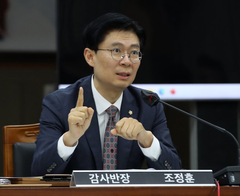 조정훈 국회 교육위원회 감사반장(국민의힘)이 23일 경남 창원 성산구 경남교육청에서 열린 국회 교육위원회의 경상국립대, 부산대, 경상국립대병원, 부산대병원, 부산대치과병원에 대한 국정감사에서 조국 조국혁신당 비상대책위원장의 아내인 정경심 전 동양대학교 교수가 딸 조민씨의 표창장이 가짜라고 주장한 최성해 동양대 총장 등을 고소한 것과 관련해 최재원 부산대 총장에게 질의하고 있다. ⓒ News1 윤일지 기자