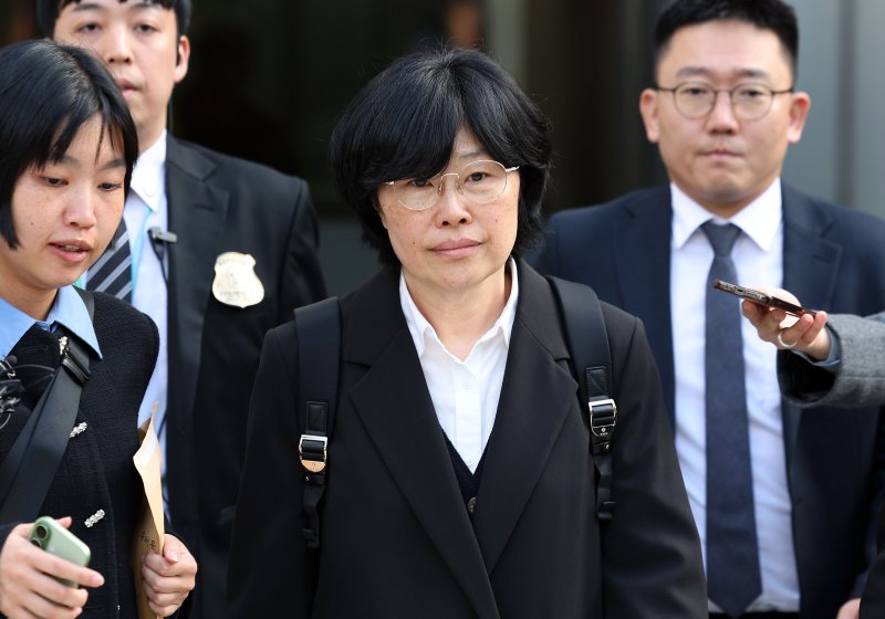 [서울=뉴시스] 홍효식 기자 = 해병대원 순직사건 수사 외압 의혹에 연루된 유재은 전 국방부 법무관리관이 23일 서울 서초구 서울중앙지방법원에서 열린 영장실질심사를 마친 뒤 법원을 나서고 있다. 2025.10.23. yesphoto@newsis.com