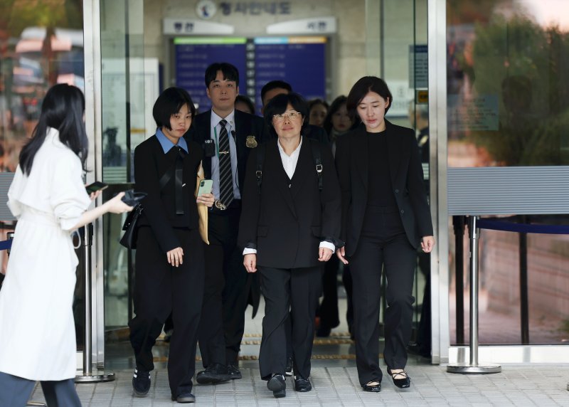 [서울=뉴시스] 홍효식 기자 = 해병대원 순직사건 수사 외압 의혹에 연루된 유재은 전 국방부 법무관리관이 23일 서울 서초구 서울중앙지방법원에서 열린 영장실질심사를 마친 뒤 법원을 나서고 있다. 2025.10.23. yesphoto@newsis.com