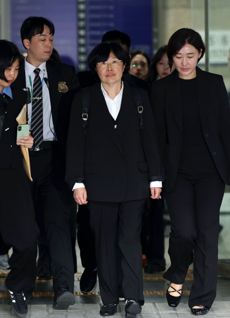 [서울=뉴시스] 홍효식 기자 = 해병대원 순직사건 수사 외압 의혹에 연루된 유재은 전 국방부 법무관리관이 23일 서울 서초구 서울중앙지방법원에서 열린 영장실질심사를 마친 뒤 법원을 나서고 있다. 2025.10.23. yesphoto@newsis.com