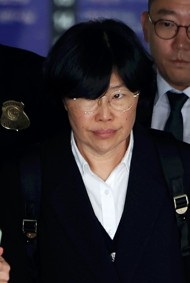 [서울=뉴시스] 홍효식 기자 = 해병대원 순직사건 수사 외압 의혹에 연루된 유재은 전 국방부 법무관리관이 23일 서울 서초구 서울중앙지방법원에서 열린 영장실질심사를 마친 뒤 법원을 나서고 있다. 2025.10.23. yesphoto@newsis.com