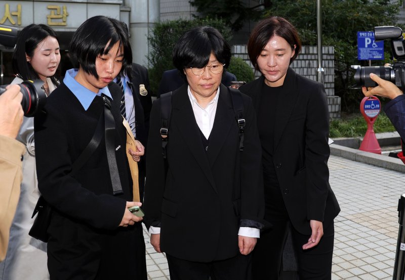 [서울=뉴시스] 홍효식 기자 = 해병대원 순직사건 수사 외압 의혹에 연루된 유재은 전 국방부 법무관리관이 23일 서울 서초구 서울중앙지방법원에서 열린 영장실질심사를 마친 뒤 법원을 나서고 있다. 2025.10.23. yesphoto@newsis.com