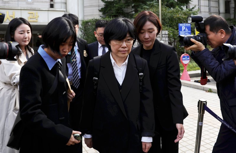 [서울=뉴시스] 홍효식 기자 = 해병대원 순직사건 수사 외압 의혹에 연루된 유재은 전 국방부 법무관리관이 23일 서울 서초구 서울중앙지방법원에서 열린 영장실질심사를 마친 뒤 법원을 나서고 있다. 2025.10.23. yesphoto@newsis.com