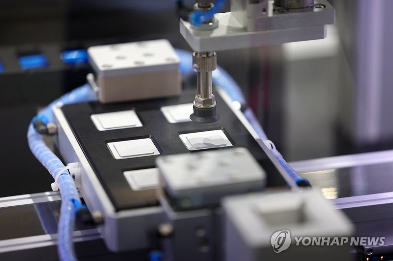 '세미콘 코리아 2025'에 전시된 반도체 장비 (출처=연합뉴스)