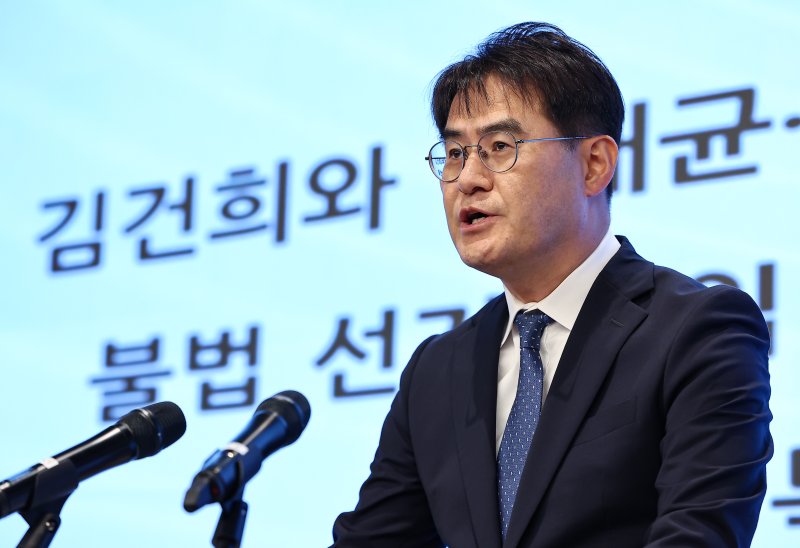 윤석열 전 대통령 부인 김건희 여사와 관련한 각종 의혹 사건을 수사하는 민중기 특별검사팀 김형근 특검보가 5일 오후 서울 종로구 KT광화문빌딩에 마련된 특검 사무실에서 정례 브리핑을 하고 있다. 2025.9.5/뉴스1 ⓒ News1 김도우 기자