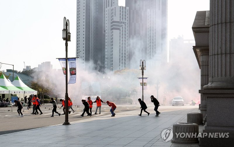 현대백화점 울산동구점에서 열린 '2023년 재난대응 안전한국훈련' (출처=연합뉴스)