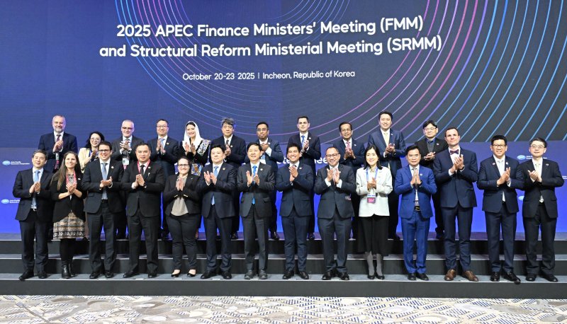 [서울=뉴시스] 구윤철 부총리 겸 기획재정부 장관이 22일 인천 인스파이어 리조트에서 열린 아시아-태평양경제협력체(APEC) 구조개혁장관회의에서 참석자들과 기념촬영 하고 있다. (사진=기획재정부 제공) 2025.10.22. photo@newsis.com *재판매 및 DB 금지