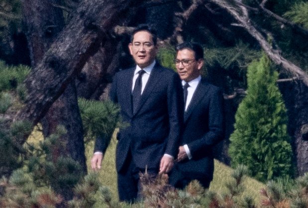 이재용 삼성전자 회장이 25일 오전 경기도 수원시 장안구 소재 故 이건희 삼성 선대회장 선영에서 열린 3주기 추도식에 참석하고 있다. 2023.10.25/뉴스1 ⓒ News1 이재명 기자