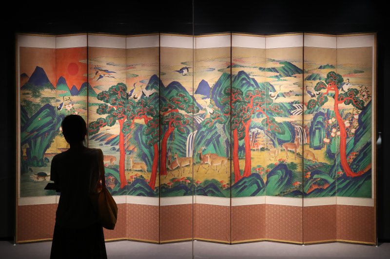 고(故) 이건희 삼성전자 회장이 생전 수집했다가 국가에 기증한 이른바 '이건희 컬렉션' 특별 전시회가 개최된 21일 오전 서울 용산구 국립중앙박물관에서 시민들이 '위대한 문화유산을 함께 누리다 - 고故 이건희 회장 기증 명품전'을 관람하고 있다. 2021.7.21/뉴스1 ⓒ News1 조태형 기자