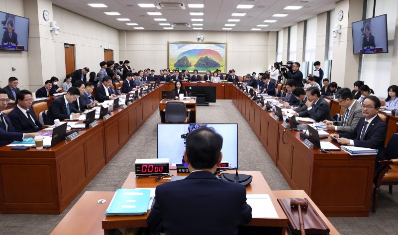 윤한홍 국회 정무위원장이 14일 오전 서울 여의도 국회에서 열린 정무위원회의 공정거래위원회, 개인정보보호위원회 등 기관에 대한 국정감사에서 의사봉을 두드리고 있다. 2025.10.14/뉴스1 ⓒ News1 구윤성 기자