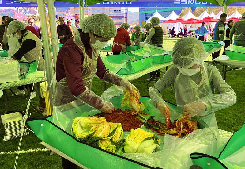 지난해 10월 개최한 강원랜드 정태영삼 김장나눔 행사 모습.(사진=강원랜드 제공) *재판매 및 DB 금지