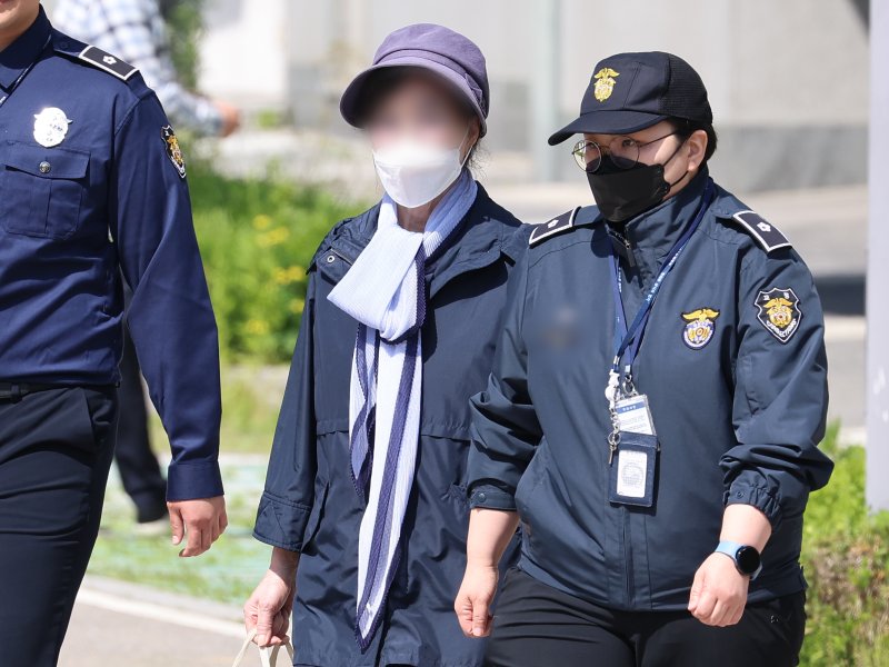 [서울=뉴시스] 윤석열 대통령의 장모 최은순씨가 지난해 5월 14일 서울 송파구 서울동부구치소에서 가석방되고 있다. (공동취재) photo@newsis.com